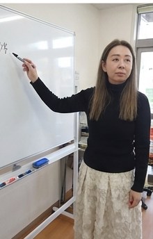 教室で板書しながら説明する橋本美幸